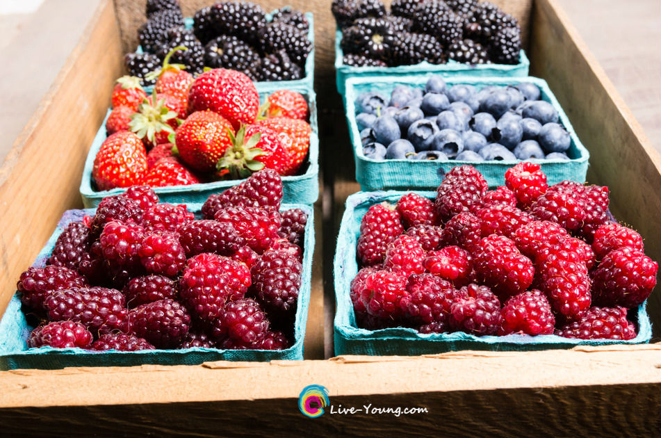 Eat These Antioxidant-Rich Berries Every Day | new on Live-Young.com #berries